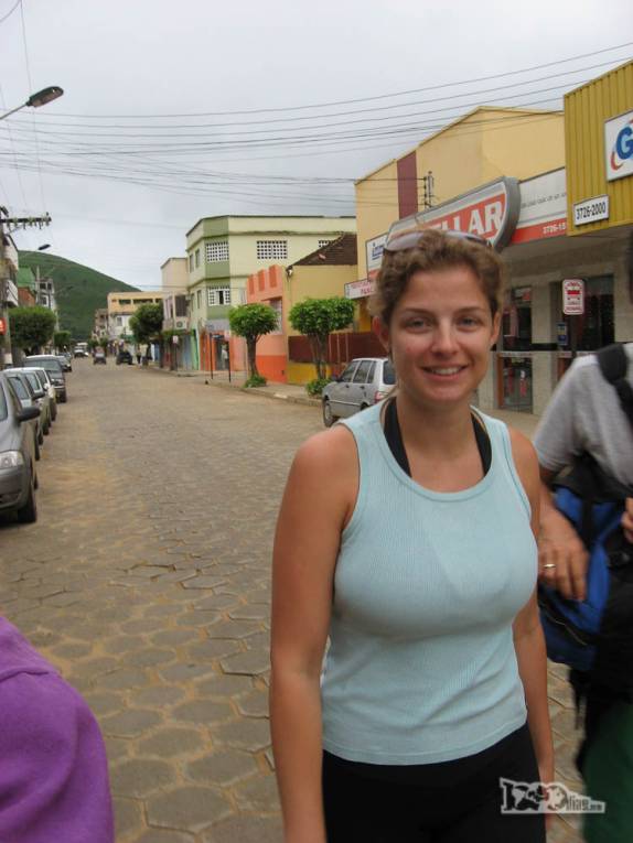 Caminhando na pacata cidade de Pancas, nos Pontões Capixabas, noroeste do Espírito Santo (foto de Dez/2008)